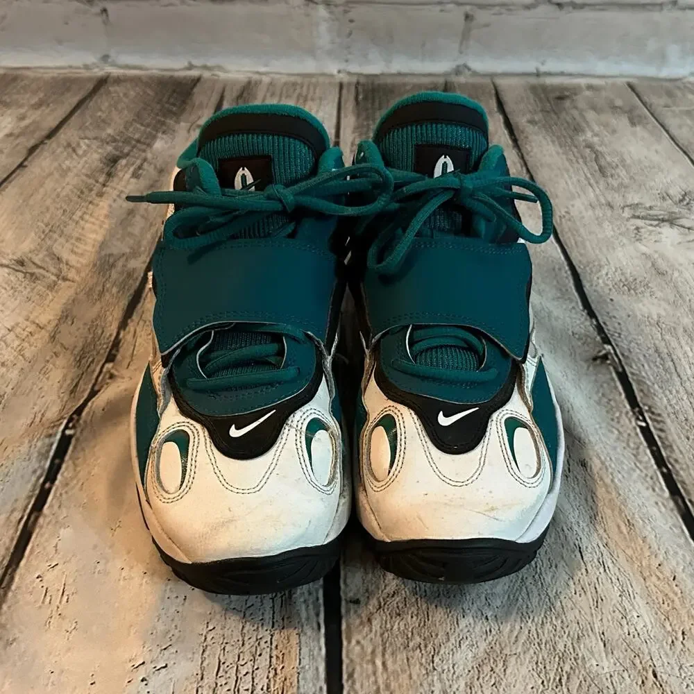 C22 Nike Air Speed Turf Youth White and Teal Sneakers, size Y6.5, Pre-owned